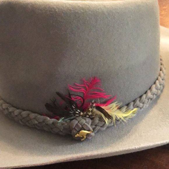 Cowboy hat 🤠  Grey/braid around crown/feathers/kangaroo accent gold tone large - Picture 2 of 14